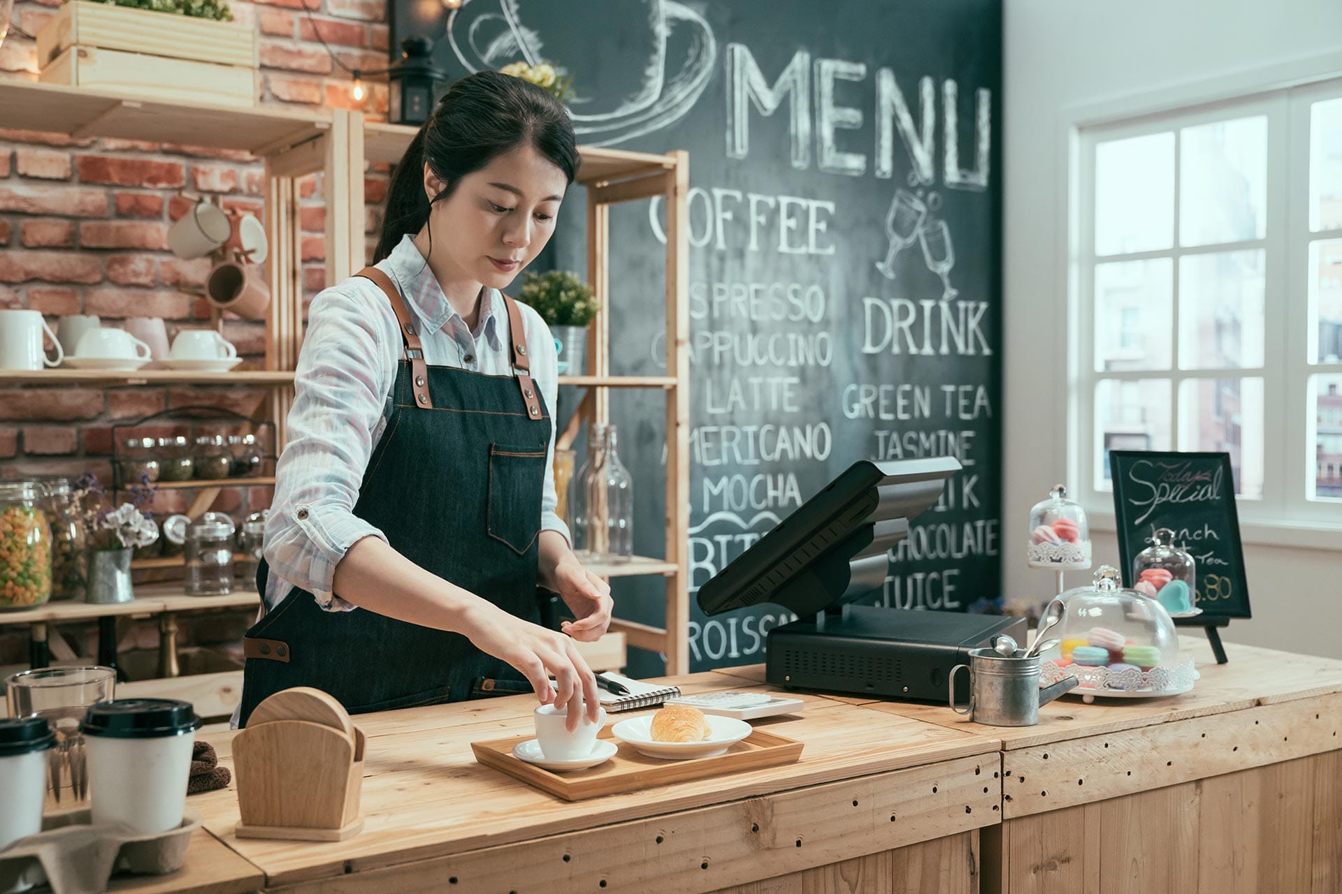 Un loc dedicat familiei, unde mâncarea delicioasă și distracția pentru cei mici se îmbină perfect.